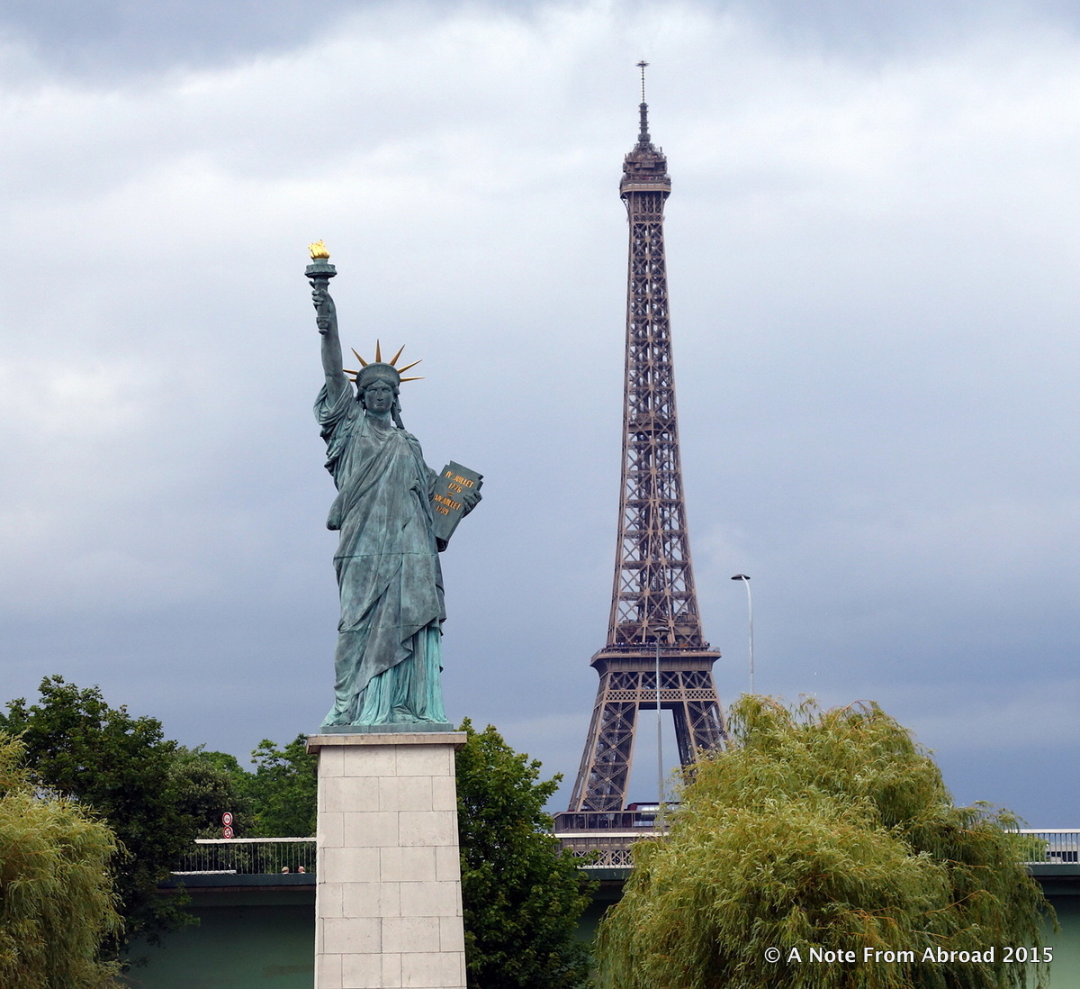 Статуя свободы париж фото